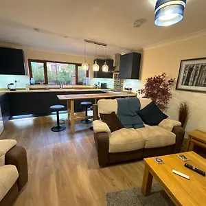 Apartment New Flat, 3 X Double Bed En-suite Bedrooms, Private Kitchen & Lounge, Free Private Parking & Own Workspaces, Exeter
